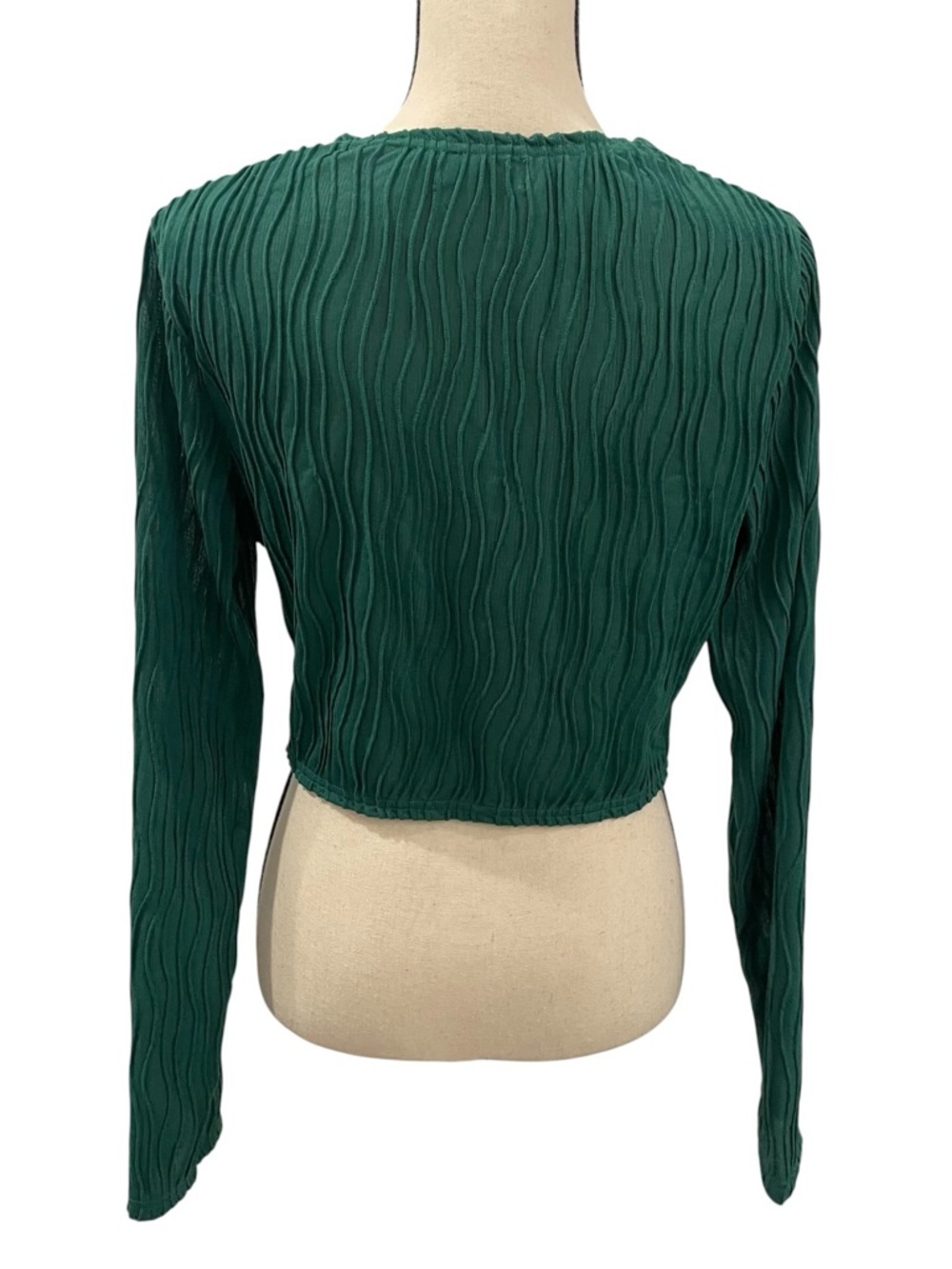 PrettyLittleThing Emerald Textured Knot Front Long Sleeve Crop Top - Picture 3 of 5